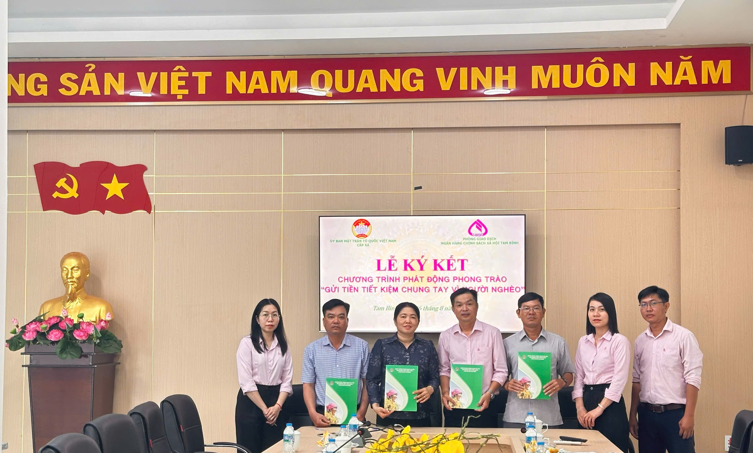 Phòng giao dịch NHCSXH Tam Bình và mặt trận các xã ký kết, phát động phong trào “gửi tiền tiết kiệm chung tay vì người nghèo”