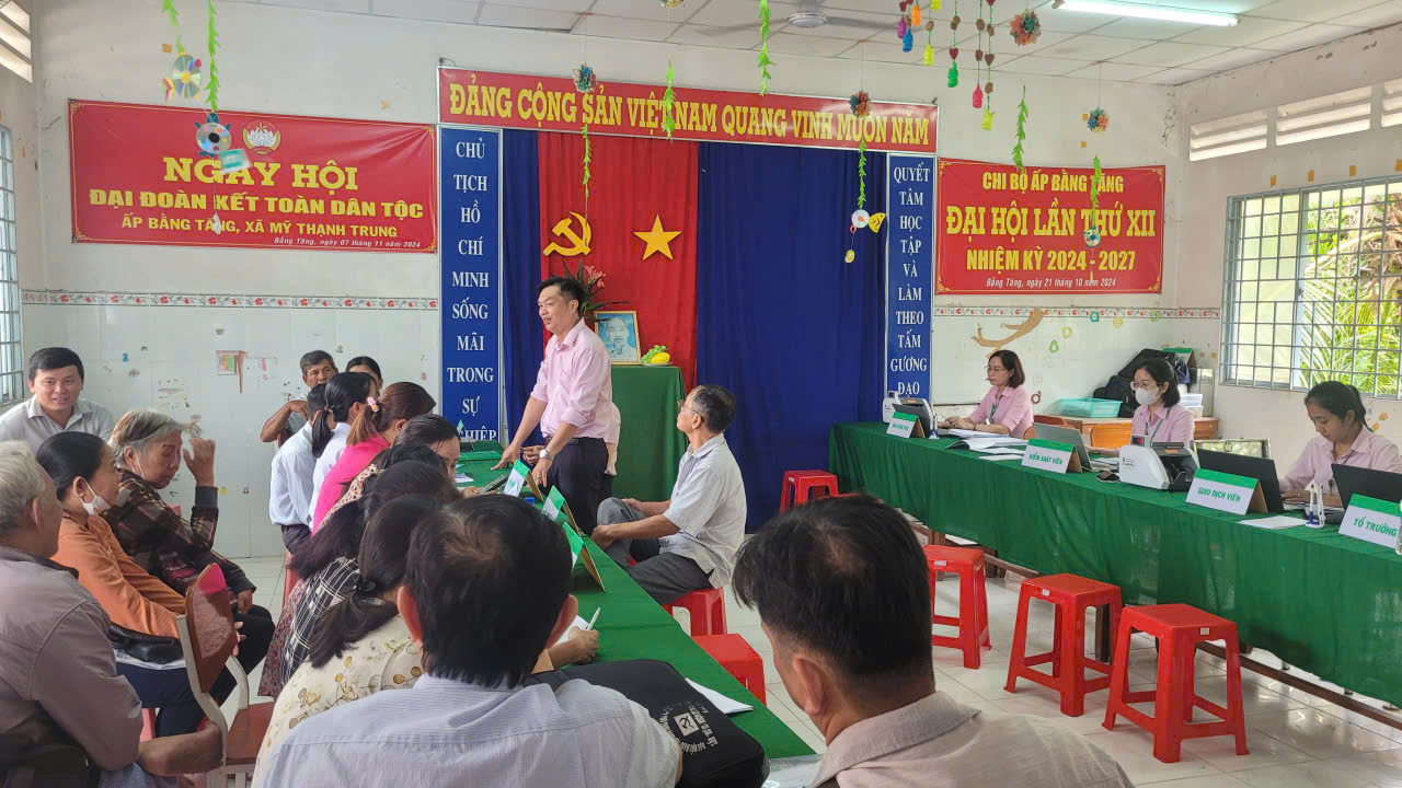 Ngân hàng CSXH tỉnh kiểm tra công tác giải ngân vốn tại điểm giao dịch Mỹ Thạnh Trung xã Tam Bình
