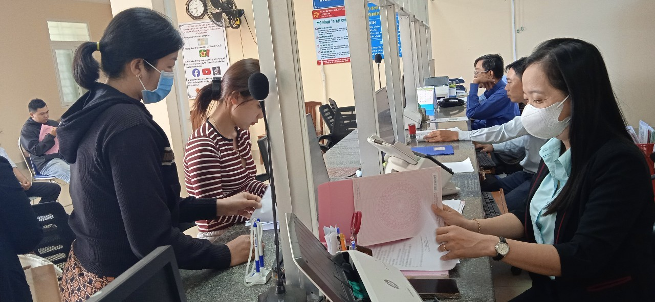 Người dân đến thực hiện thủ tục hành chính tại Trung tâm Phục vụ Hành chính công xã Tam Bình
